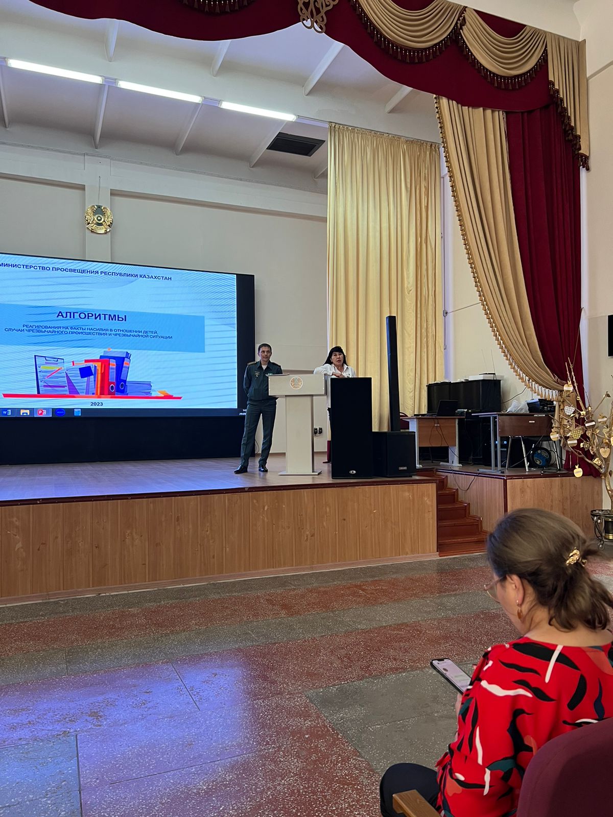 АӘД мұғалімі Михаил Викторович Медведев төтенше жағдайлар кезіндегі іс-қимыл алгоритмін егжей-тегжейлі түсіндірді.