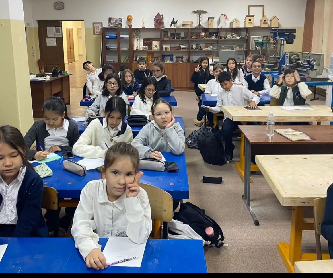 № 117 ЖББМ-те 2-11 сынып оқушылары "Атамекен" диктантын қазақ және орыс тілдерінде жазды.