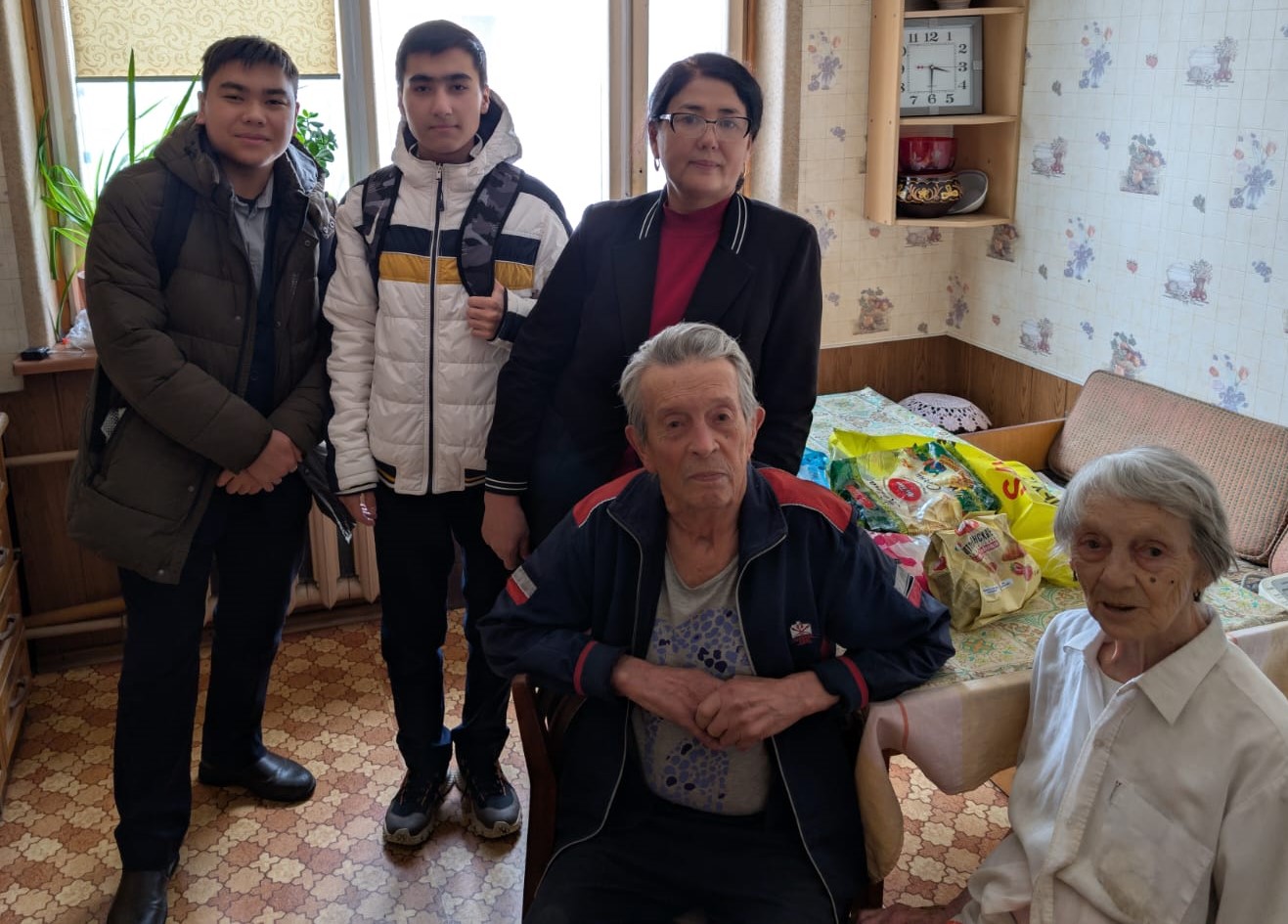 11 А сынып оқушылары, соғыс ардагерлерін құттықтап, жылы лебіздерін айтып, сыйлықтар ұсынып қайтты.