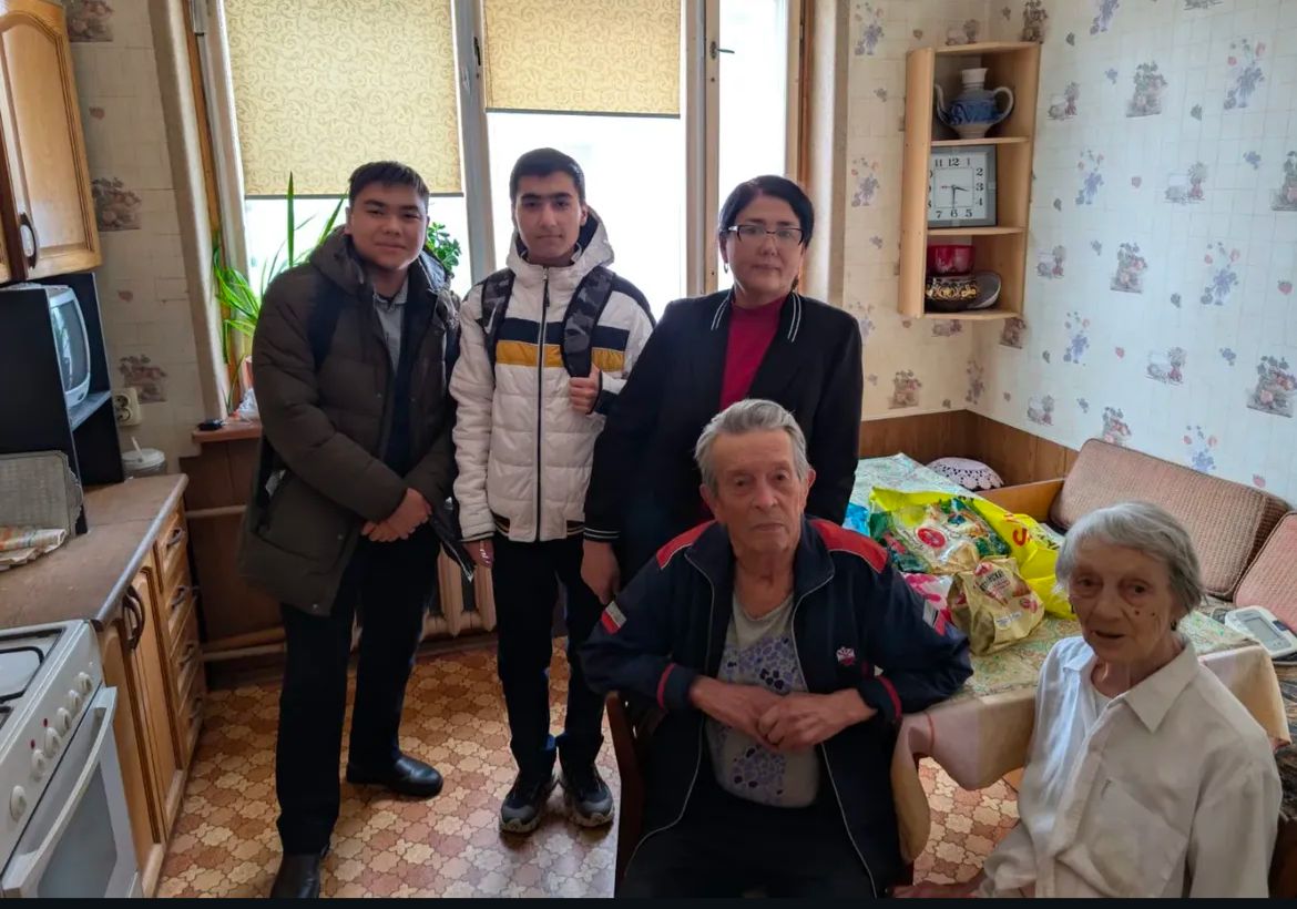 11 А сынып оқушылары, соғыс ардагерлерін құттықтап, жылы лебіздерін айтып, сыйлықтар ұсынып қайтты.