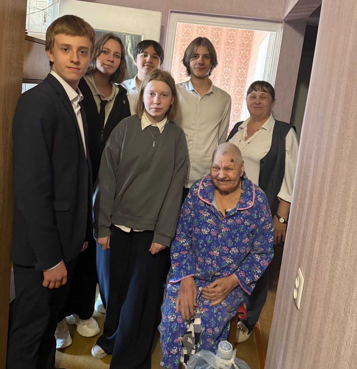 8 "В" сынып оқушылары тыл ардагерін алдағы Жеңіс мерекесімен құттықтады!