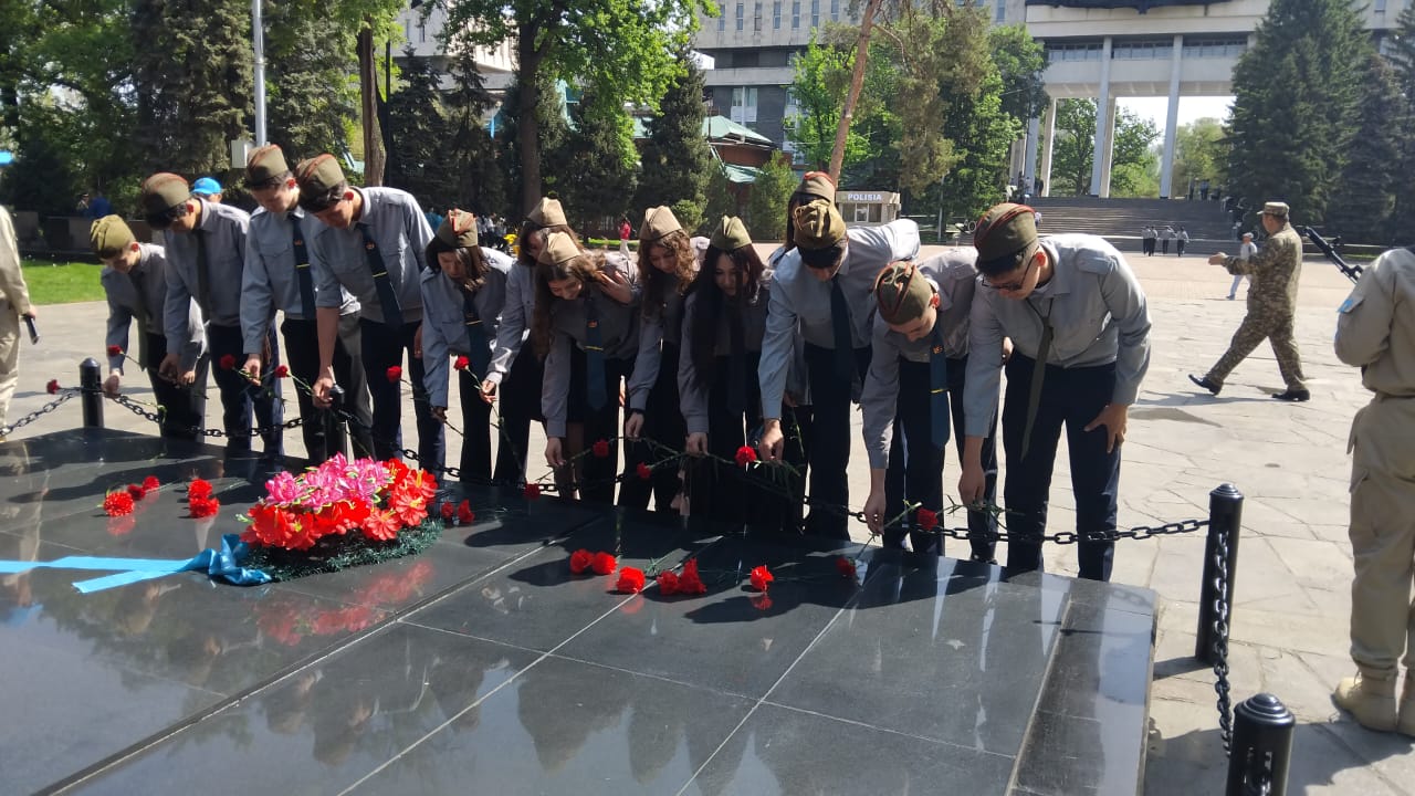 Бүгін 10 "В" сынып оқушылары ҰОС кезінде қаза тапқандарды еске алып, мәңгілік алауға гүл қою үшін 28 Панфиловшылар  саябағына барды.