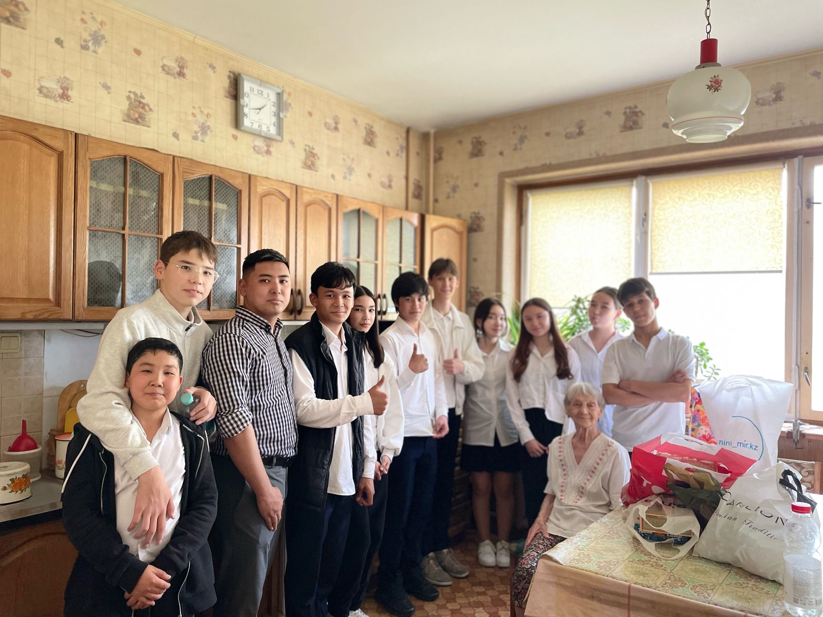 8 "К" сынып оқушылары Ұлы Жеңістің 80 жылдығы қарсаңында ҰОС ардагері Пискарёва Валентина Ивановнаны зиярат етті.