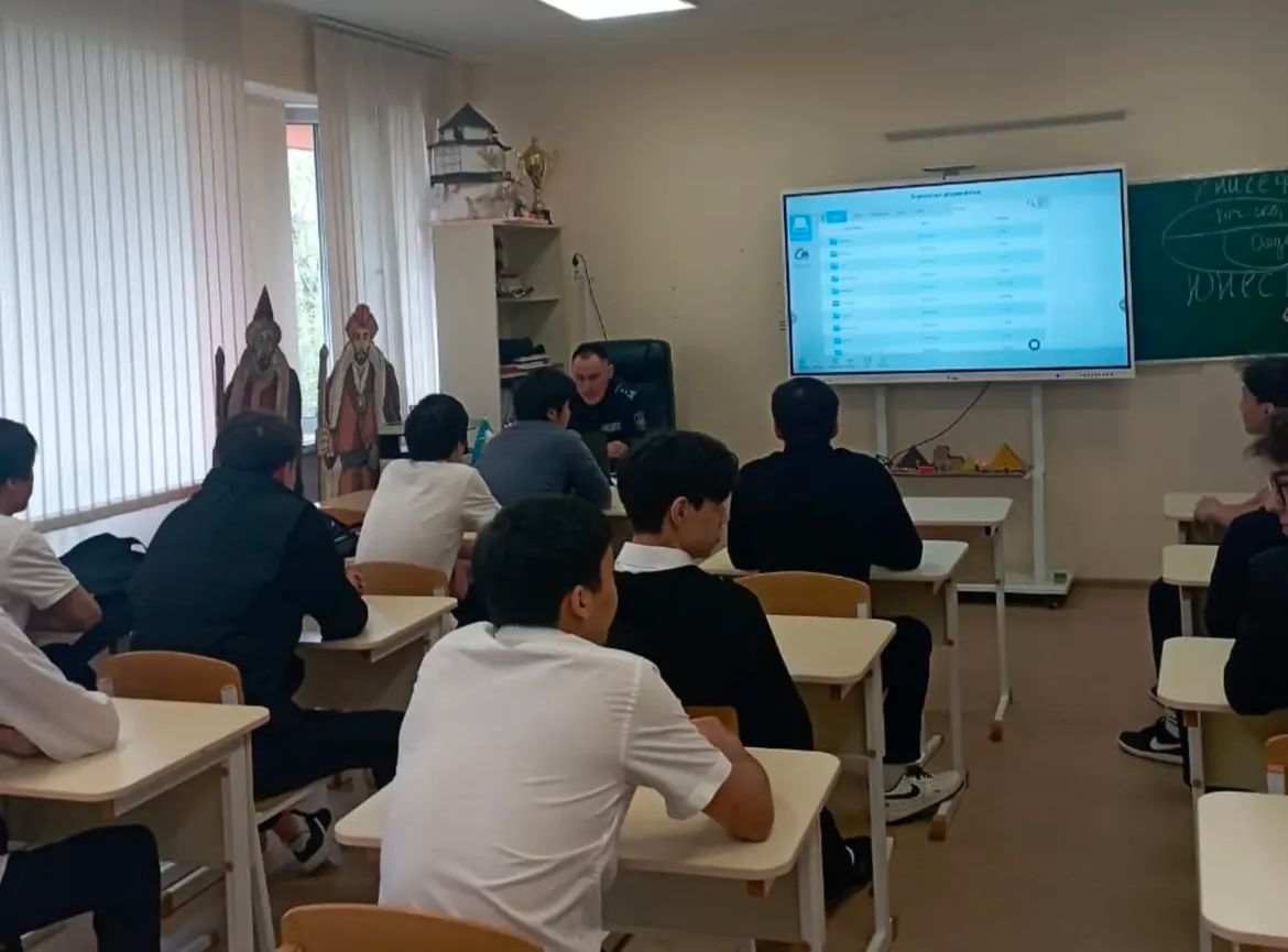 "Жасөспірім" ЖАА іс - шарасы аясында 117 ЖББМ -нде 10 сынып оқушыларымен Әуезов ауданы ЮПБ полициясы, аға инспекторы, полиция капитаны- Азимбаев Ш.Э.- пен профилактикалық әңгіме өткізілді.