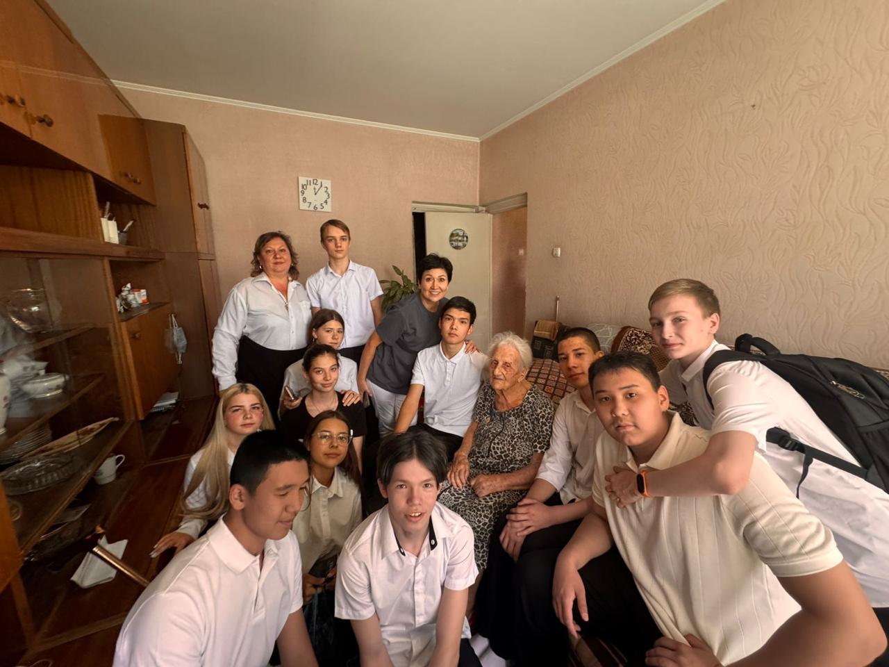 8 Д сыныбы еңбек майданының ардагері Лопатухина Б.М.-ны Жеңіс күнімен құттықтады.