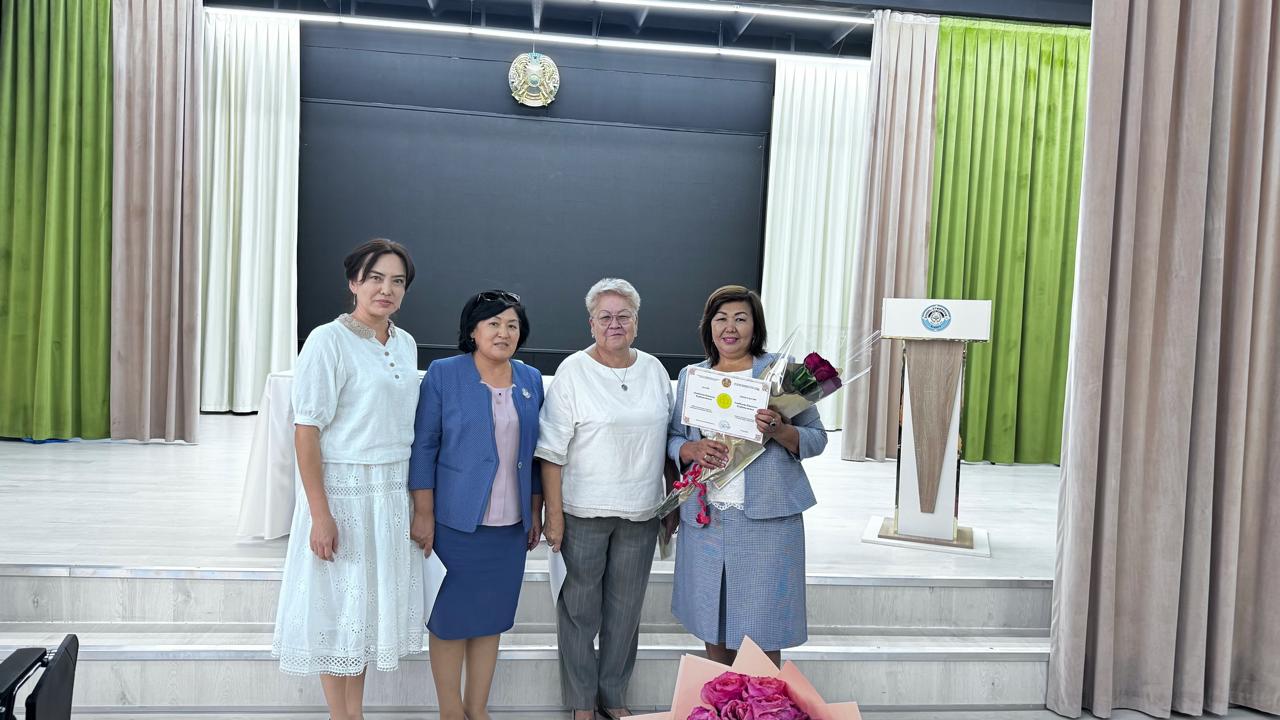 Қазақ тілі мен әдебиеті пәнінің мұғалімі Ажибекова Бижамал Курбаналиевнаны «Үздік педагог - 2025» атағына ие болуымен шын жүректен құттықтаймыз!